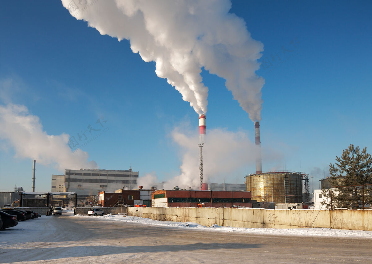 煤气火力发电厂的冬季景色建筑管道热