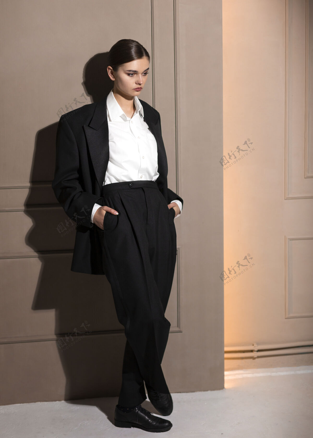 穿着优雅的女模特穿着夹克在工作室摆姿势新的女性概念自由现代美丽