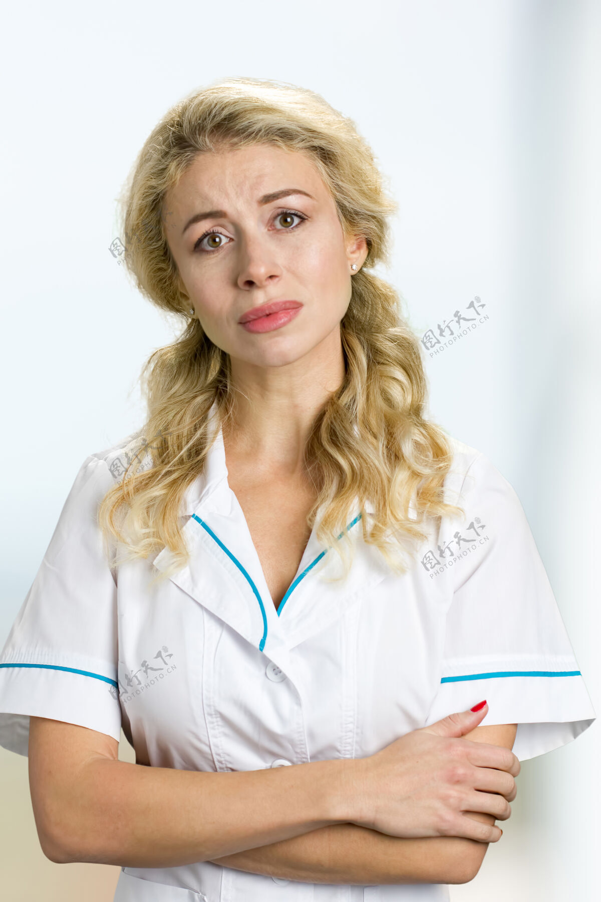 职业严肃的年轻护士交叉双臂 肖像年轻护士或女医生交叉双臂白色特写人手臂美丽