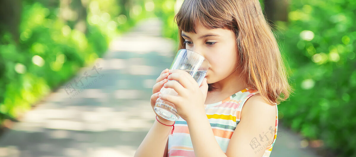 嘴巴一个小孩在大自然中喝一杯水水微笑定期