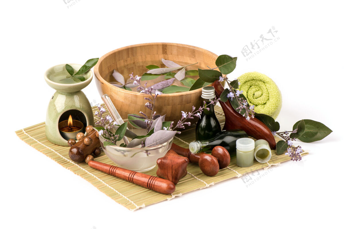 护肤温泉浴盆里的黄荆花 三叶紫罗兰花 绿叶和提取出来的香脂用来做隔离的白色健康开花水疗
