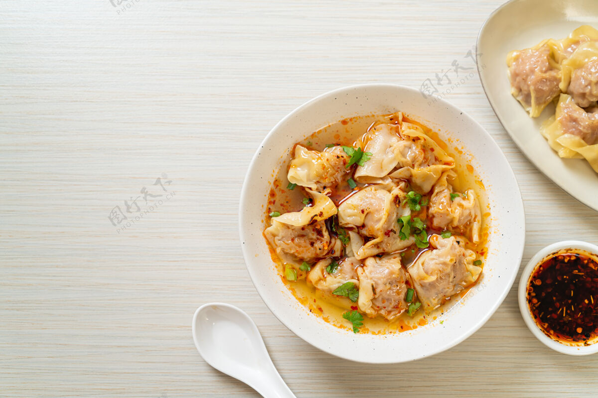 赢家猪肉馄饨汤或猪肉饺子汤配烤辣椒-亚洲风味蔬菜午餐一餐