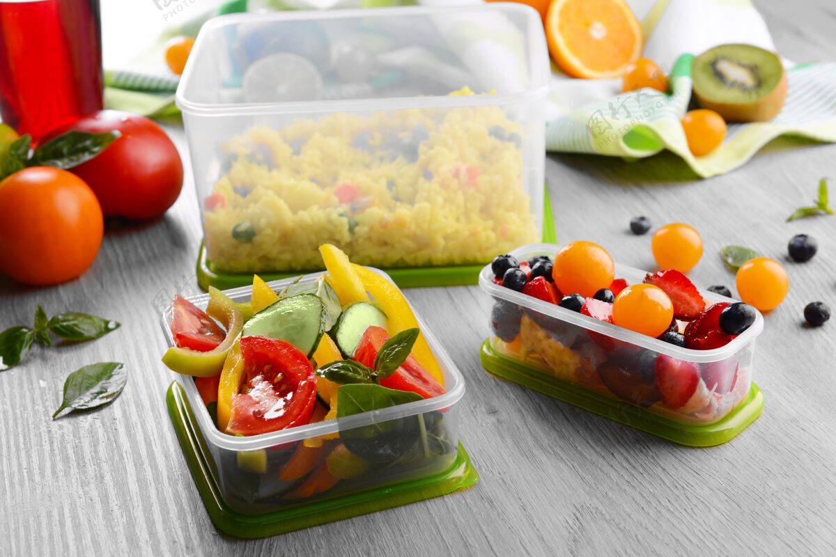 草莓美味的午餐放在塑料容器里 放在木桌上午餐木头食物