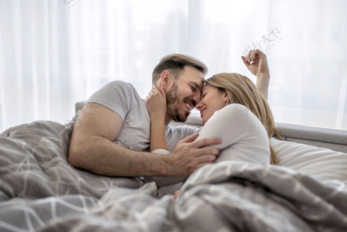 男人浪漫可爱的情侣躺在床上互相拥抱房子夫妻拥抱