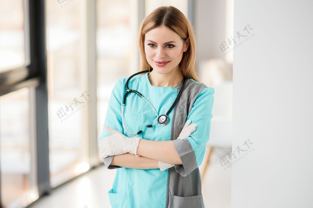听诊器穿着医用长袍的美丽微笑的女医生保险医生医院