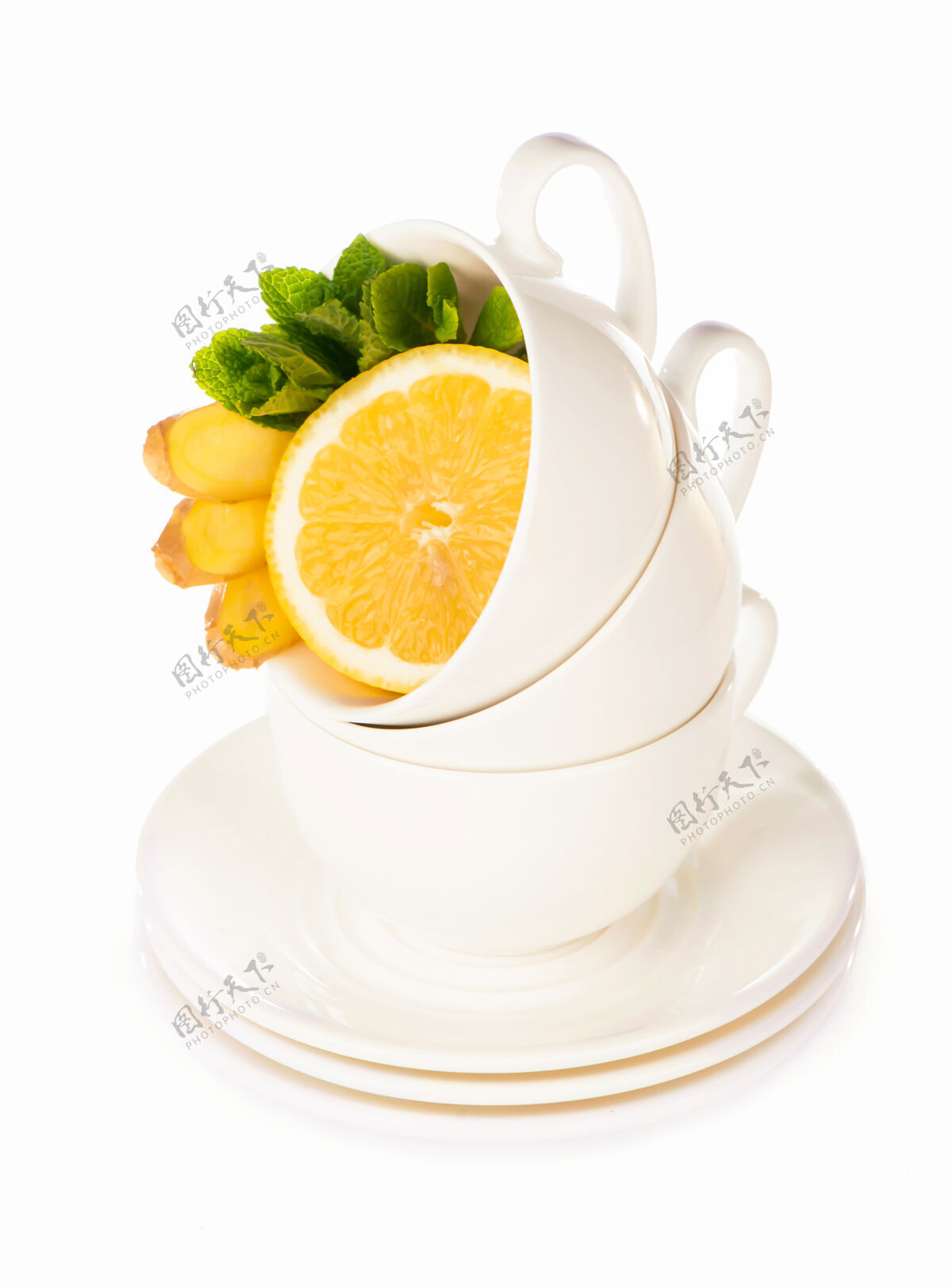 草药创意布局由一杯薄荷茶 柠檬 生姜做成的白色背景.top查看抗氧化剂薄荷茶