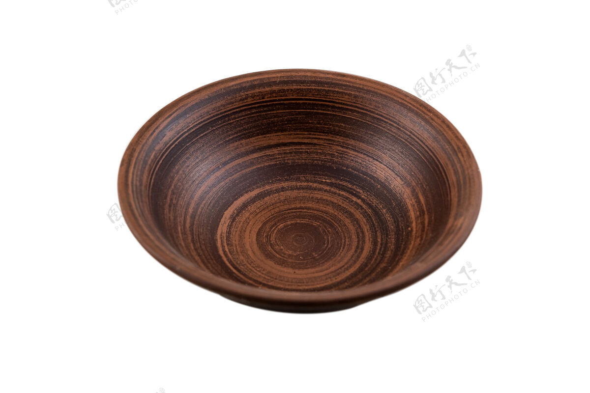 餐具手工制作的传统棕色粘土板隔离在白色新碗陶器