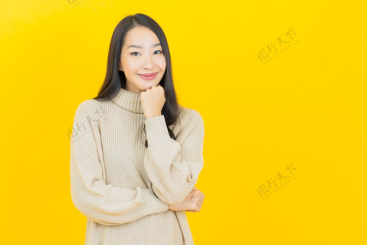 时尚美丽的亚洲年轻女子在黄色的墙上微笑脸学生漂亮