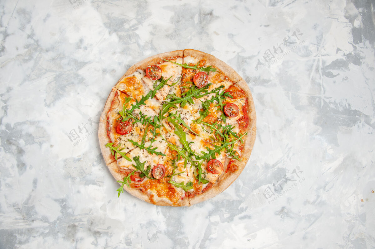 可口上图：美味的披萨和西红柿绿色的染色白色表面与自由空间奶酪午餐胡椒粉