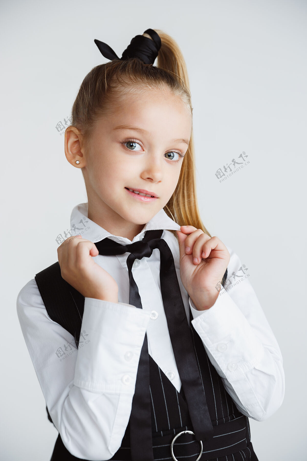 西装在漫长的暑假后准备上学的女孩回到学校白色工作室背景下穿着校服的白人小女模童年 教育 假期的概念小微笑教育