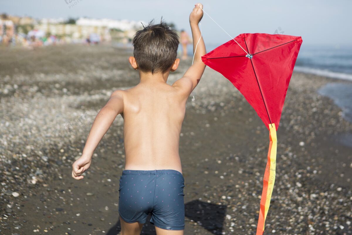 户外中枪小孩玩风筝假期海滩放松