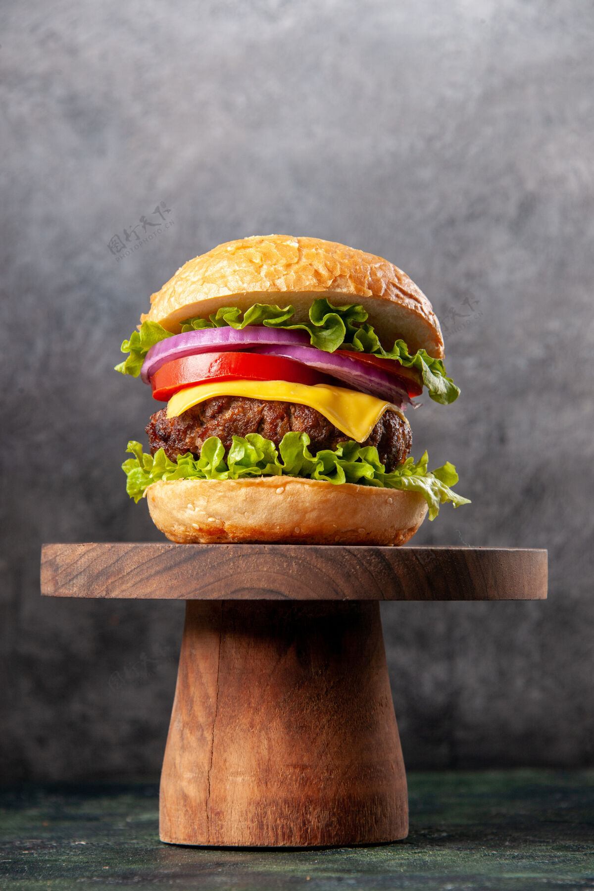 午餐美味的三明治在木板上的深色混合色表面与自由空间晚餐生菜美味三明治
