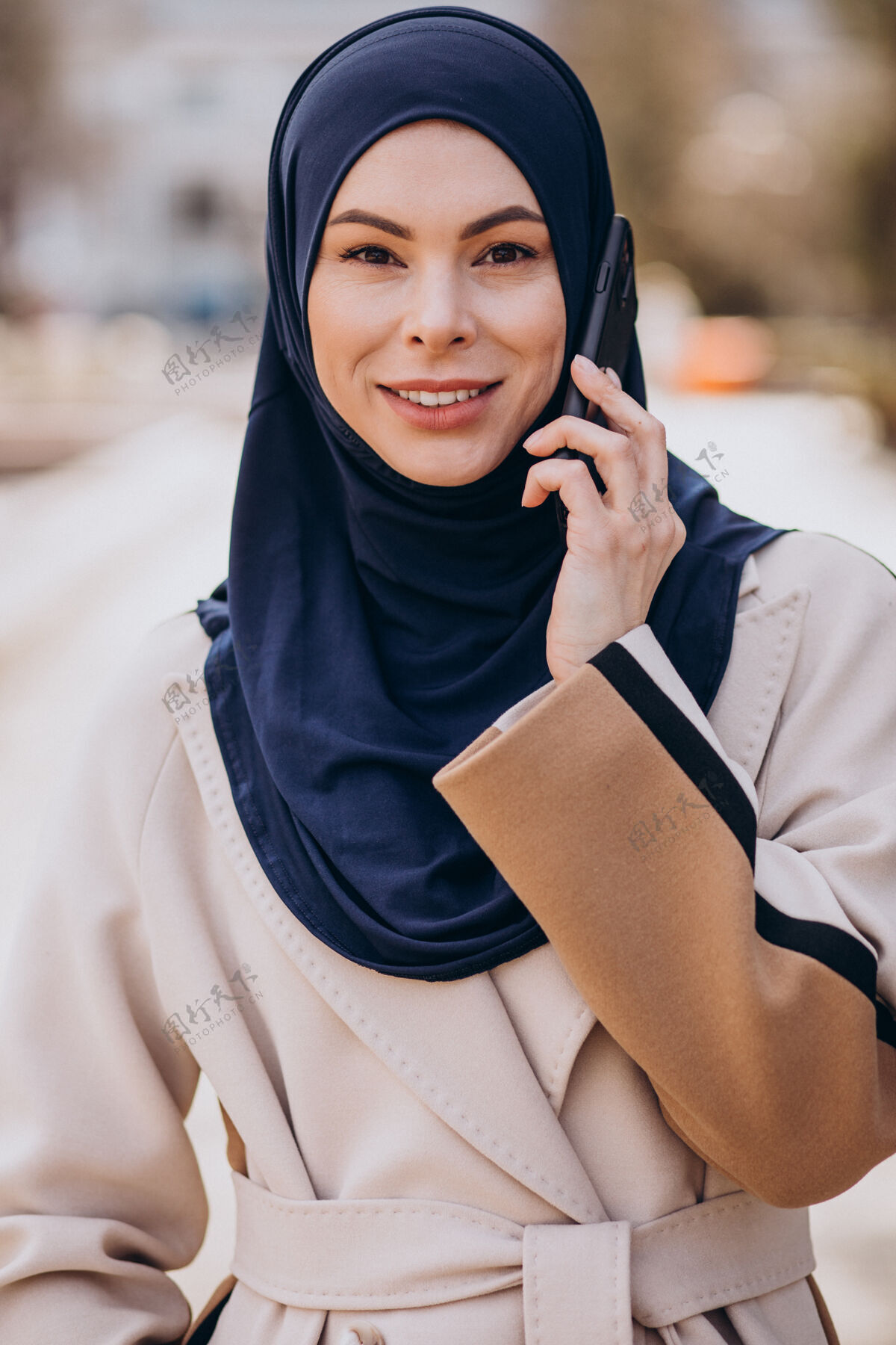 头巾现代穆斯林妇女在打电话头巾女商人穆斯林学生