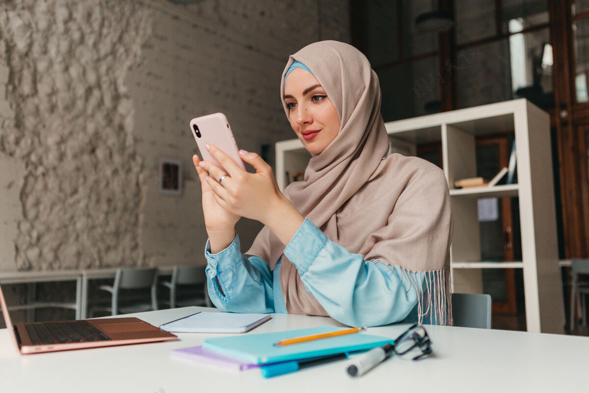 远程年轻漂亮的现代穆斯林妇女戴着头巾在办公室的笔记本电脑上工作 教育在线通信漂亮民族