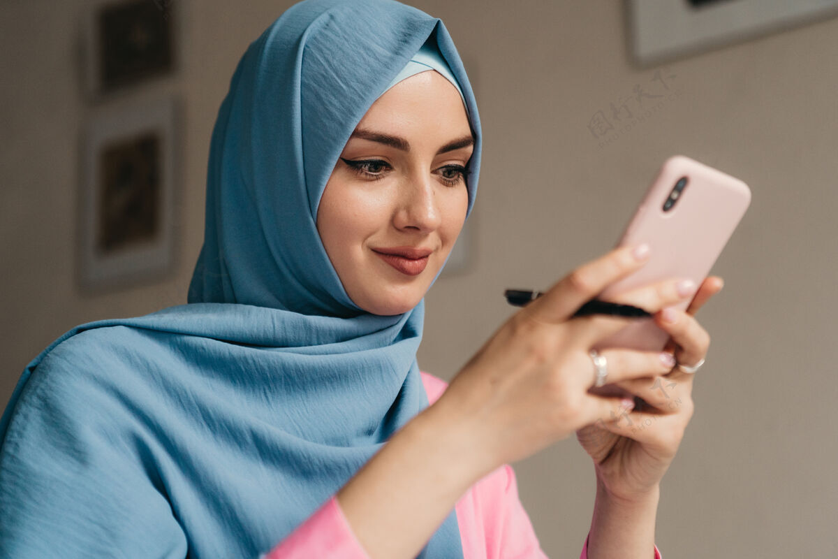 亚洲人年轻漂亮的现代穆斯林妇女戴着头巾在办公室的笔记本电脑上工作 教育在线办公桌互联网企业家