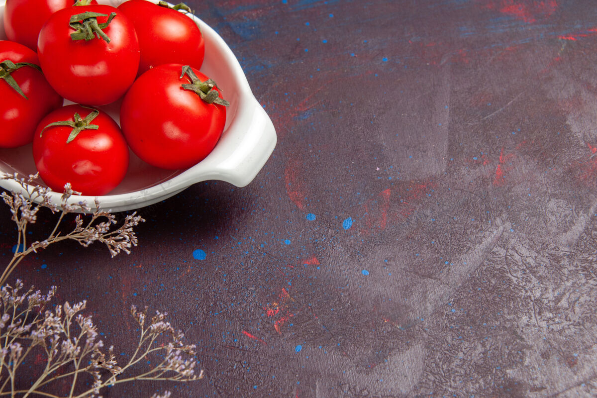 蔬菜前视图新鲜的红色西红柿 成熟的蔬菜 在黑暗的空间盘子里新鲜红西红柿正餐里面