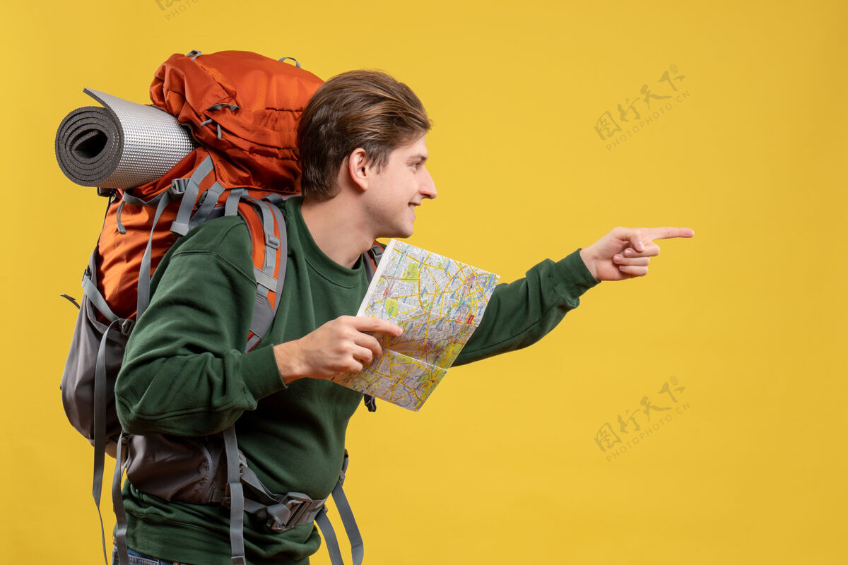 旅游正面图年轻男子背着背包拿着地图成人旅游背包