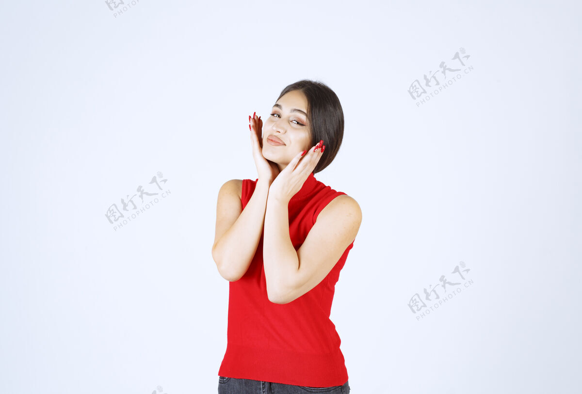 职员穿红衬衫的女孩摆出可爱诱人的姿势年轻休闲人
