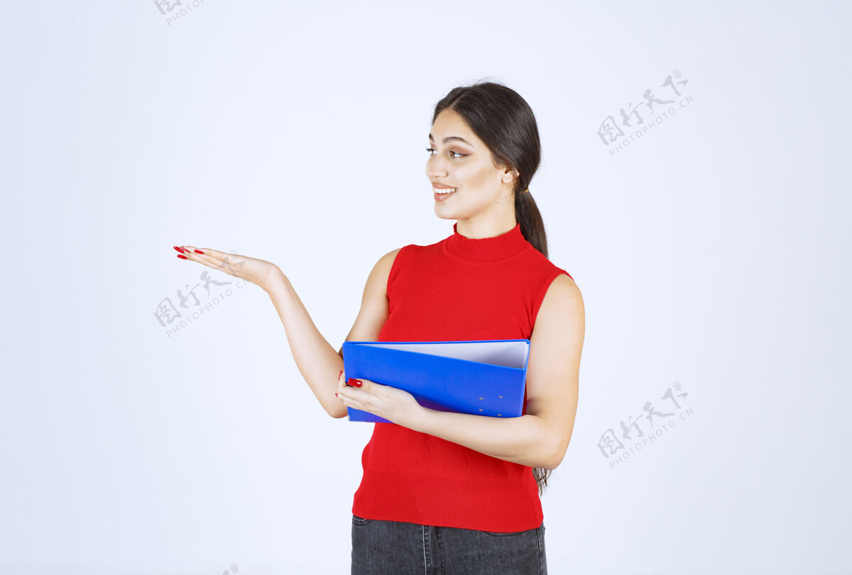 项目穿着红衬衫的女孩手里拿着一个蓝色的商业文件夹人类助理休闲