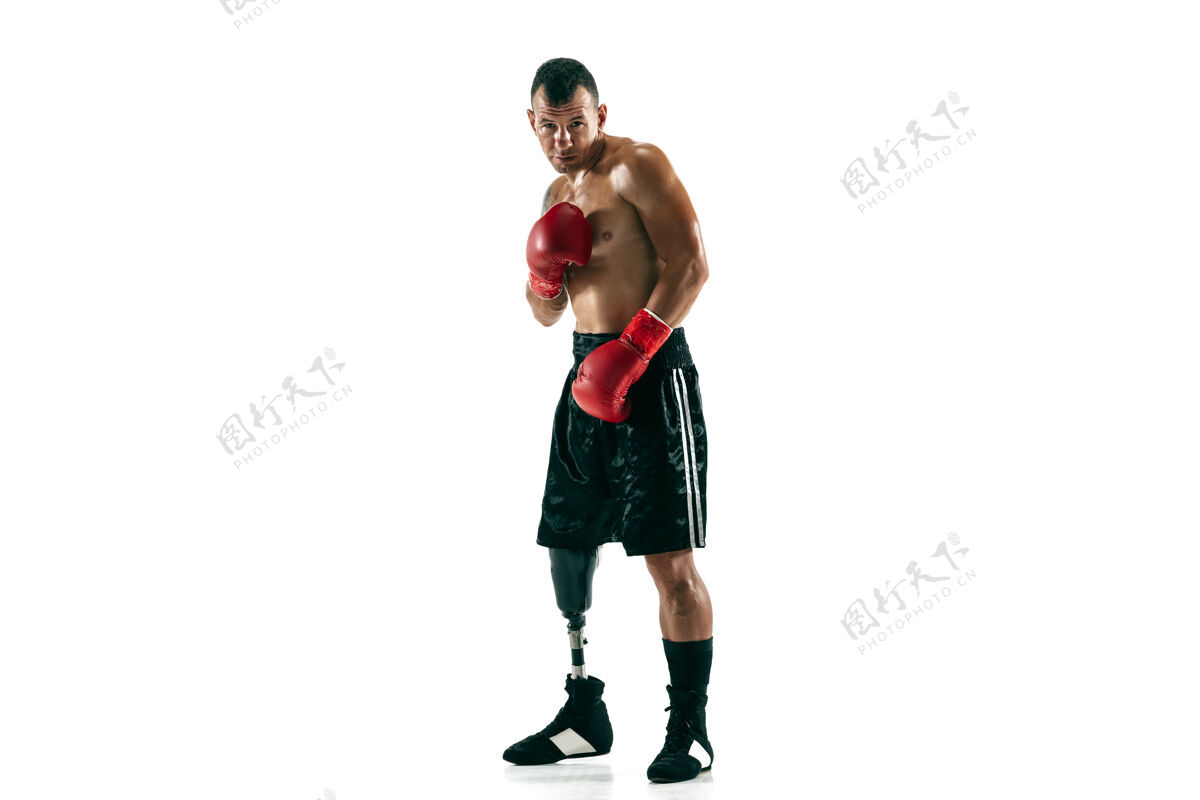 自信带假肢的肌肉运动员的全长肖像 复制空间戴红手套的男拳击手白墙上的孤立镜头肌肉拳击截肢
