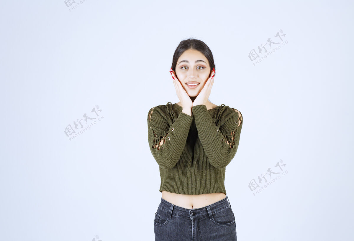 肖像一位年轻漂亮的女模特站在白墙上摆姿势的画像女人女孩站