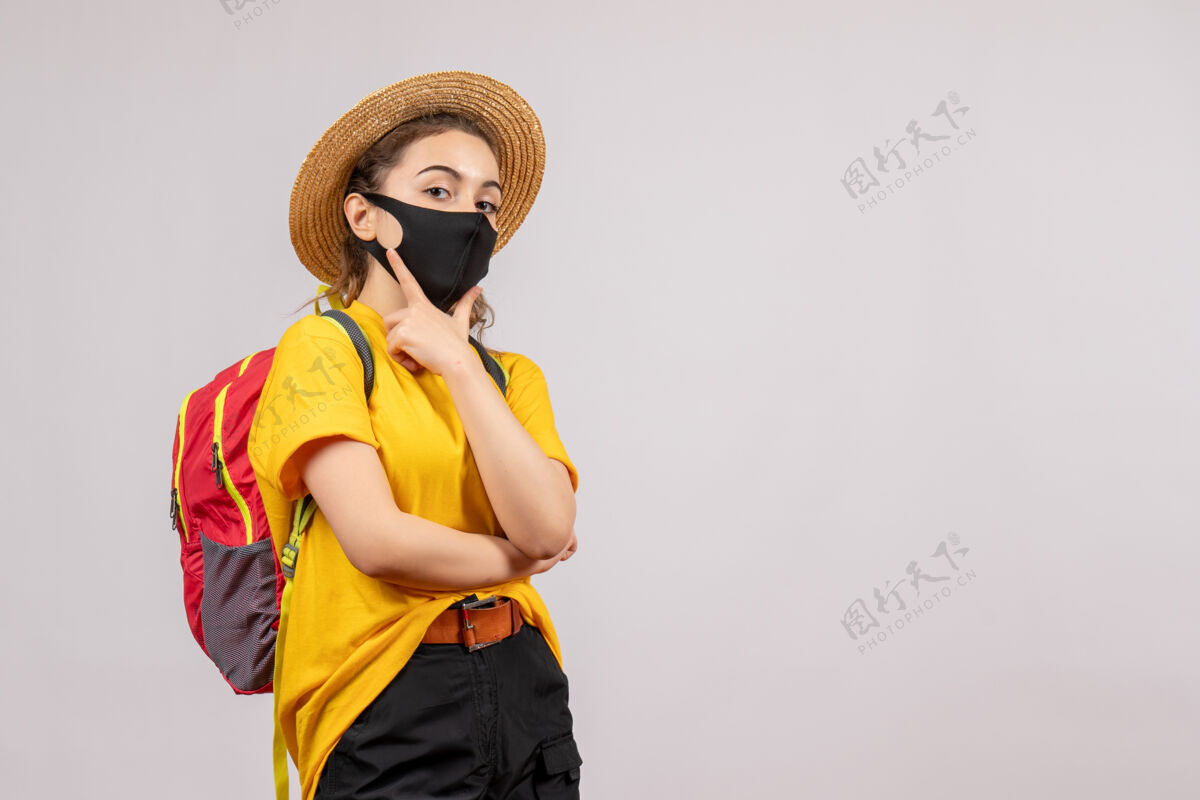 度假正面图：年轻的旅行者把背包放在下巴上肖像年轻旅行者可爱
