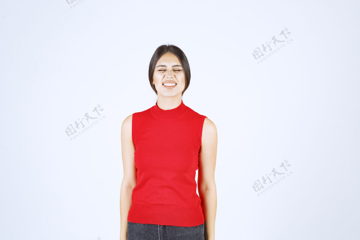 女性穿红衬衫的女孩摆出中性 积极和吸引人的姿势年轻工人年轻
