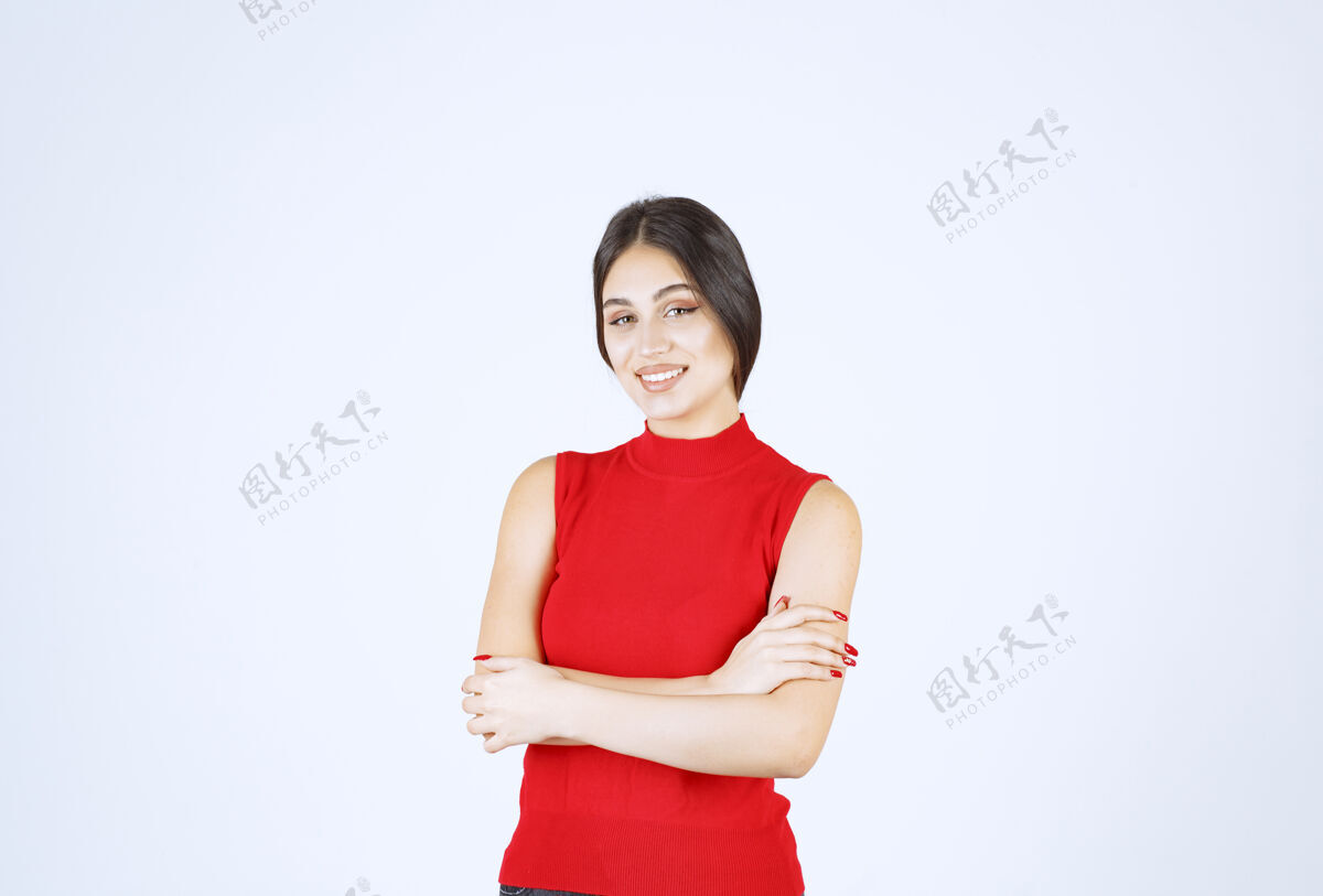 女性穿红衬衫的女孩摆出可爱诱人的姿势服装工人敏感