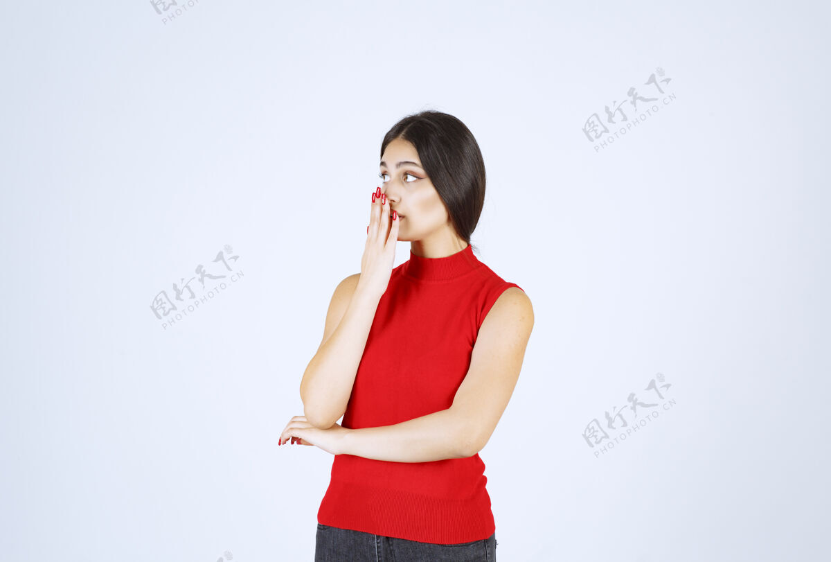 头脑风暴穿红衬衫的女孩在思考 让她头脑清醒姿势休闲员工