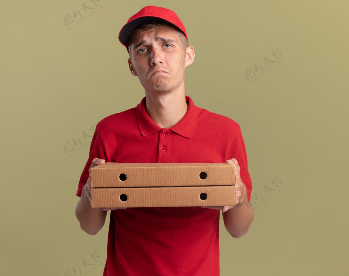 披萨可怜的金发小男孩拿着比萨饼盒盒子橄榄持有