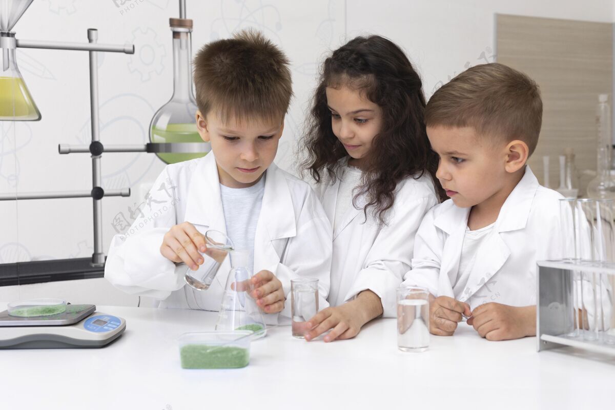 化学好奇的孩子在学校做化学实验测试科学安全