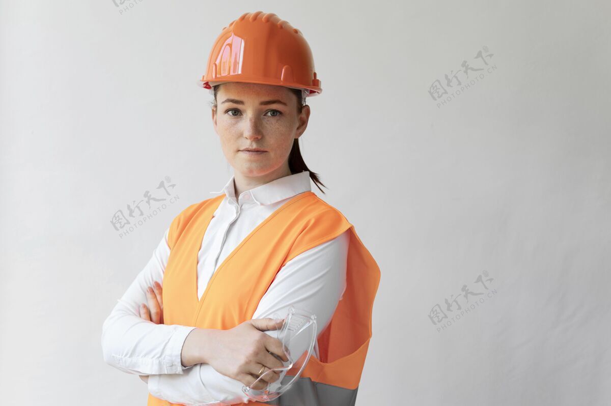 职业戴着特殊工业防护装备的女人衣服工人建筑