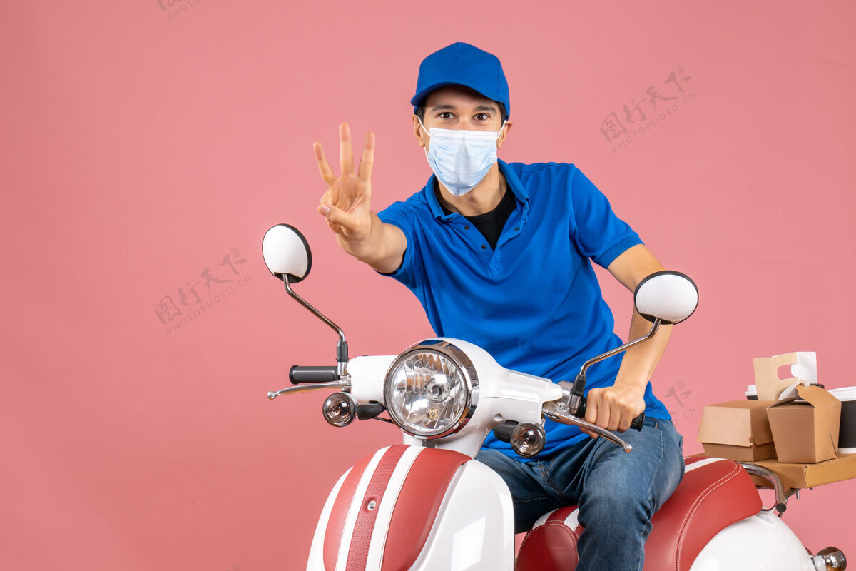 摩托车戴着医用面罩的送货员戴着帽子坐在滑板车上的俯视图 在柔和的桃色背景下展示了三个三人面具