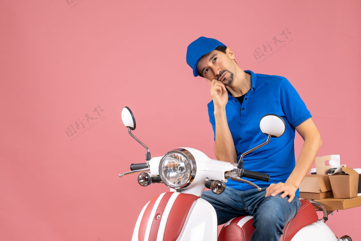 交付俯视图贴心的快递员戴着帽子坐在滑板车上发送粉彩桃订单比赛高尔夫球手车辆
