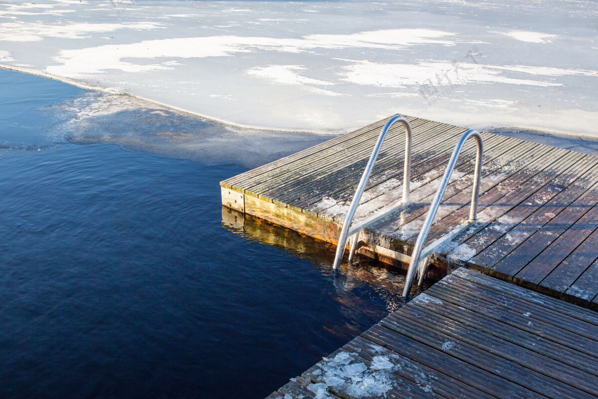 透明瑞典一个天然冰池的风景照天空湖湿
