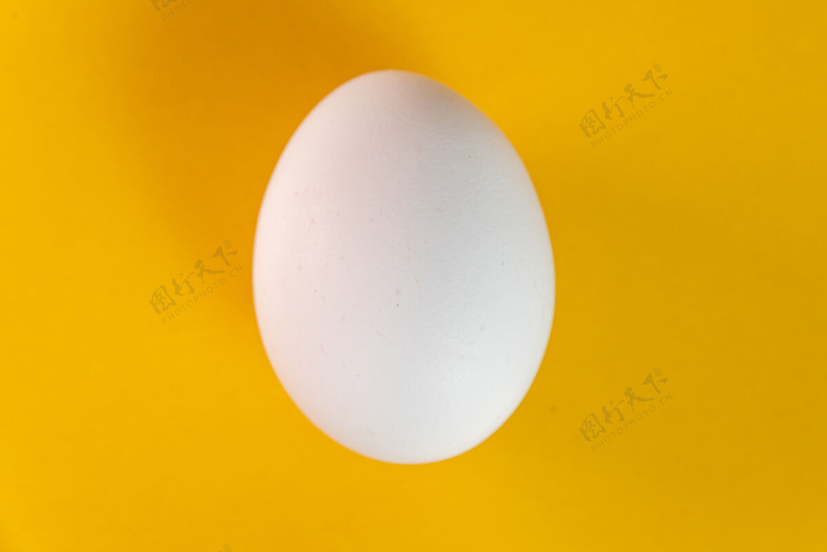 极简黄色桌子上的蛋健康食品美食家特写