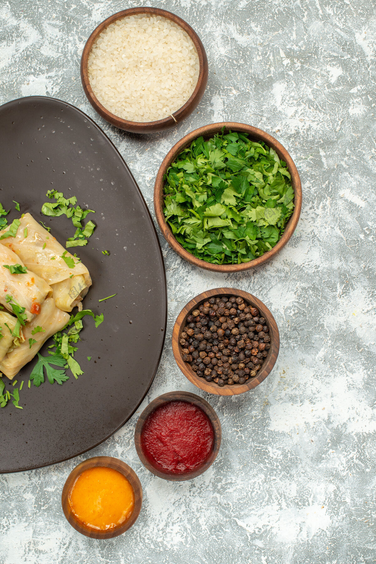沙拉俯视图美味的卷心菜dolma由磨碎的肉和绿色的白色背景肉晚餐胡椒菜组成食物绿色一致性