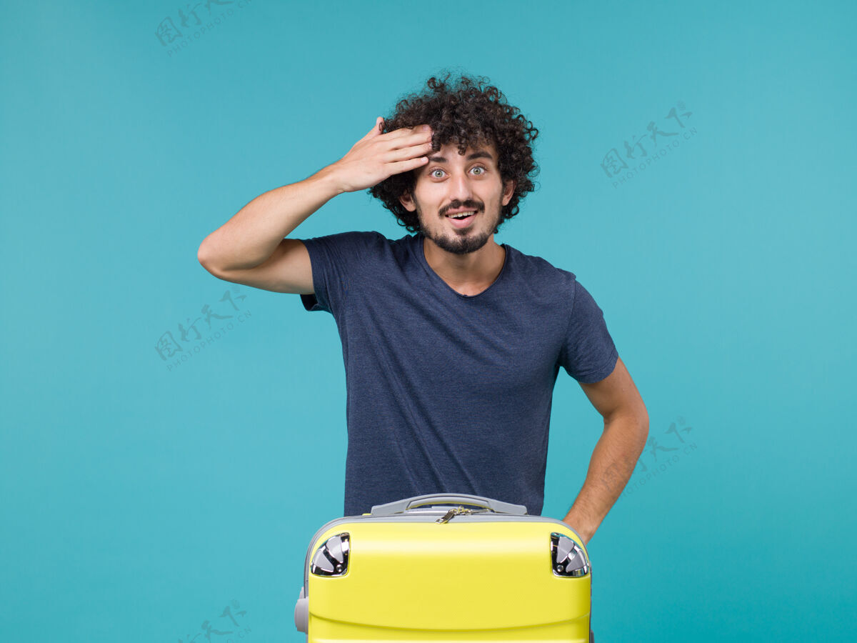 旅行正面图：男性度假 黄色包穿蓝色旅行人包
