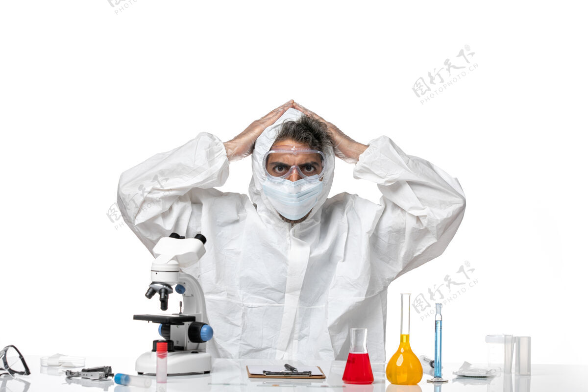 医学正面图：男医生穿着防护服 戴着无菌口罩 摆在白色的脸上专业实验室外套外套