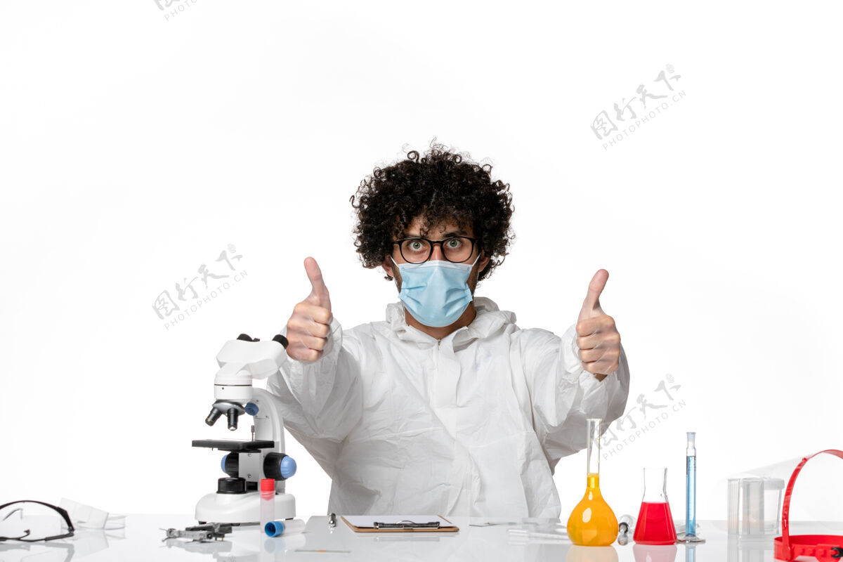 解决方案正面图男性医生穿着防护服 戴着面罩 坐在白色的溶液里实验室口罩健康