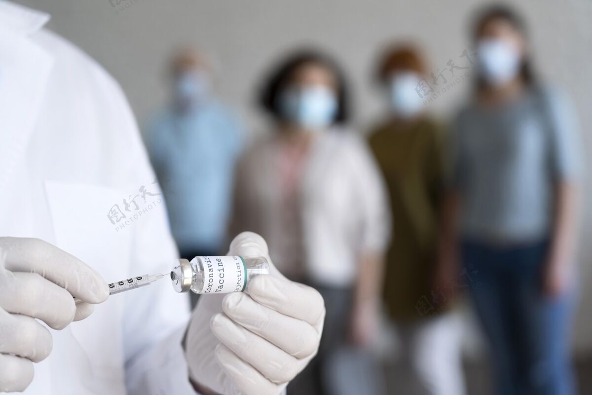 疫苗男医生拿着带注射器的疫苗瓶水平解毒剂面罩