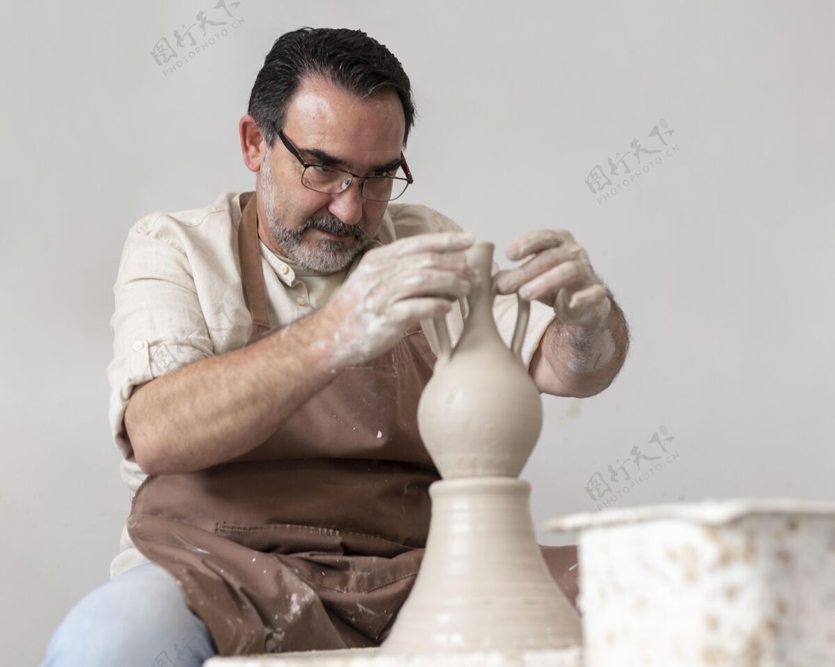 中镜头中枪手在做陶器工艺工匠艺术家