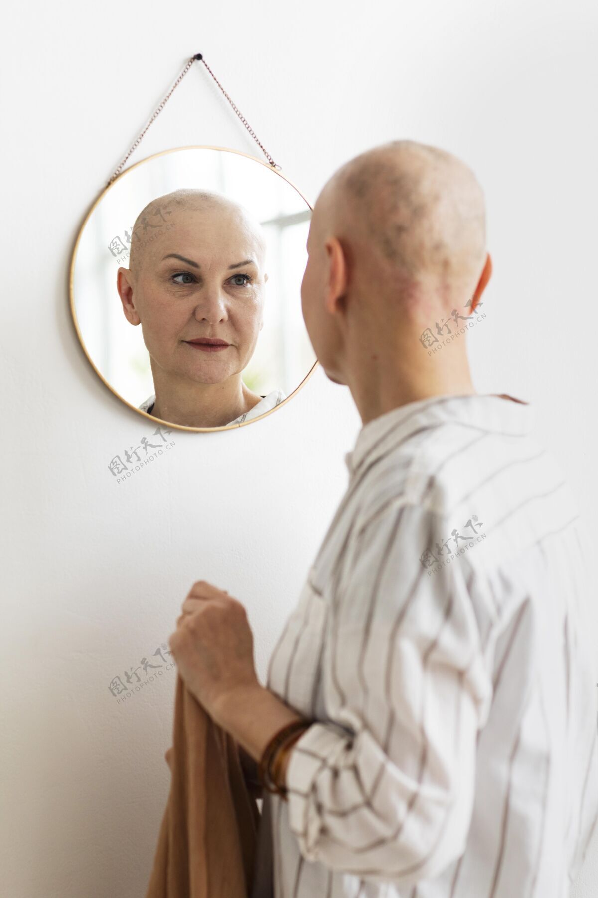 镜子皮肤癌的女人照镜子希望意识保健