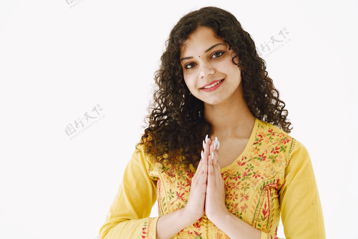 亚洲人开朗的传统印度女人 白色背景摄影棚拍摄服饰黑发东方