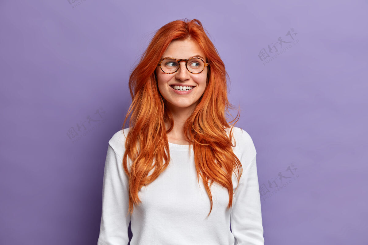 女性特写年轻红发女子的手势牙齿白种人乐观