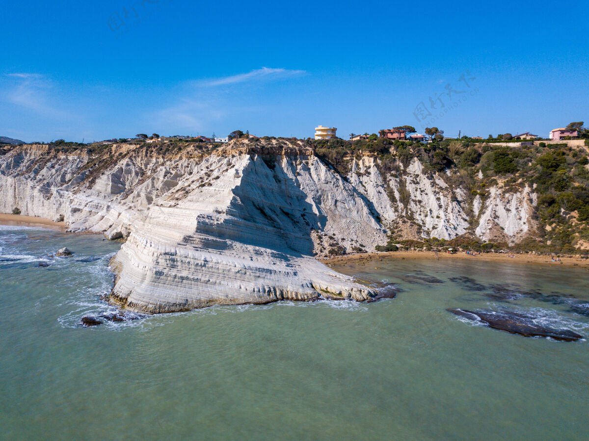 岩石鸟瞰美丽的白色悬崖在西西里海边 意大利海岸鸟瞰白色悬崖