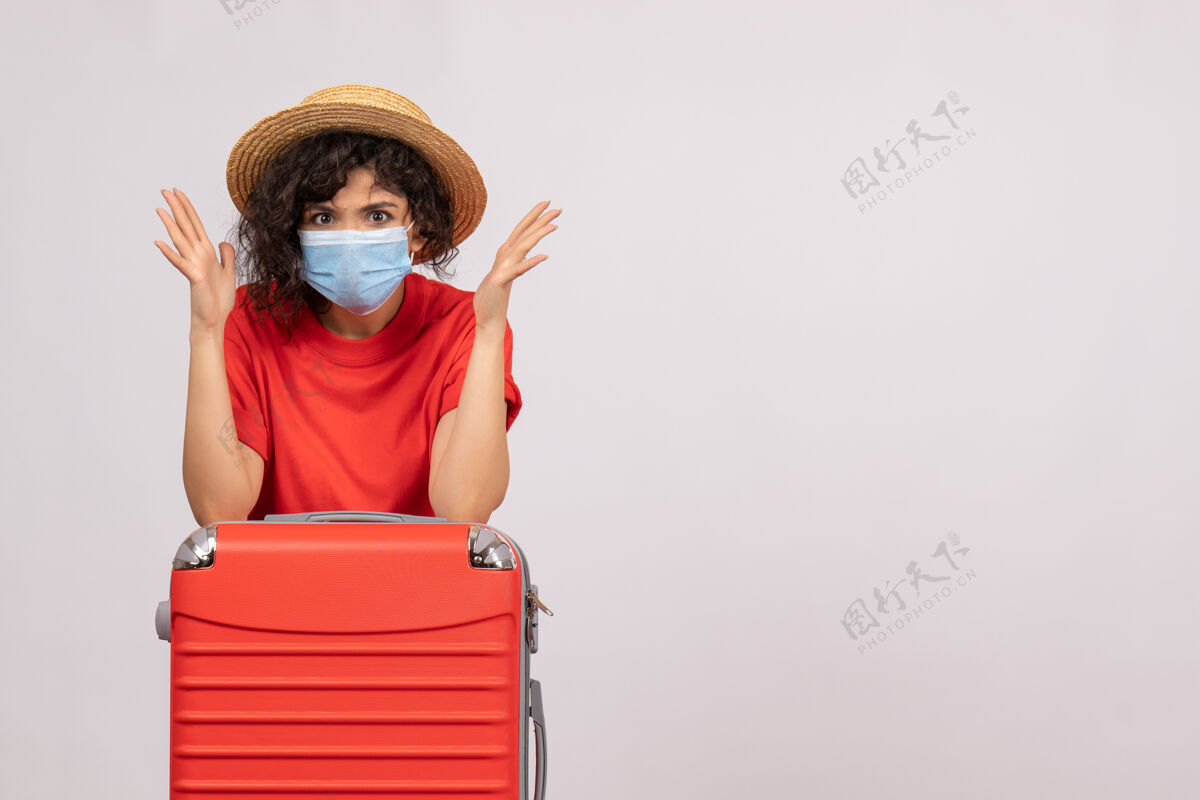 病毒正面图：年轻女性 戴着白色背景色的口罩——流行性度假旅行阳光旅游病毒面具欢呼微笑