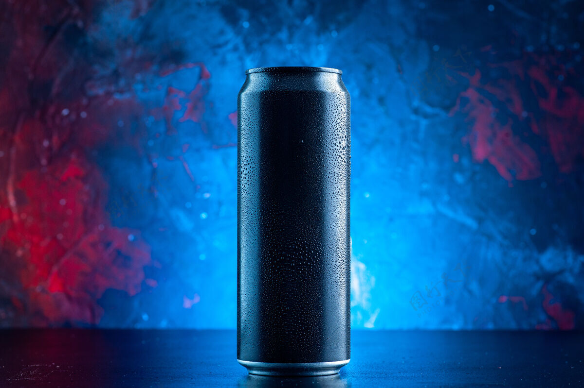 玻璃前视图能量饮料在蓝色饮料罐酒精黑暗容器深色酒精