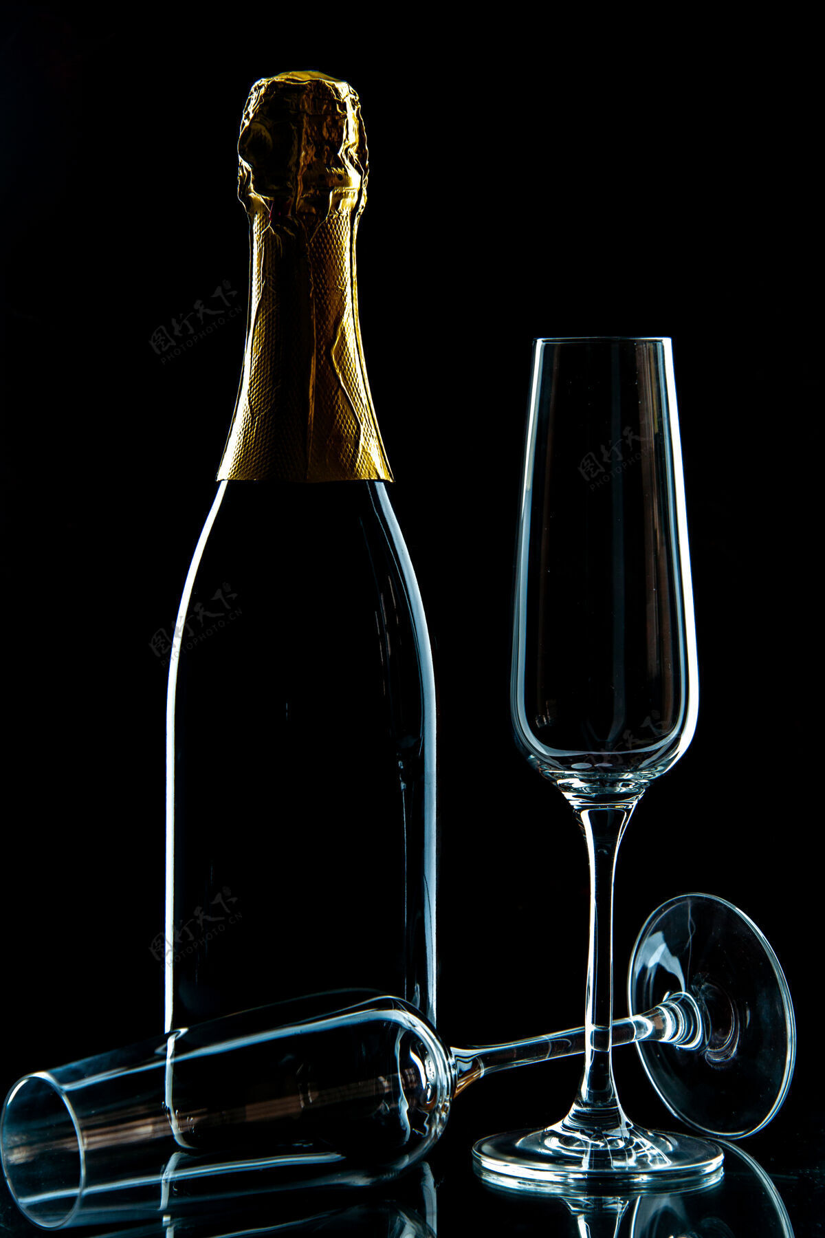 酒杯前视空酒杯上有香槟酒的黑色透明酒杯照片派对酒杯葡萄酒
