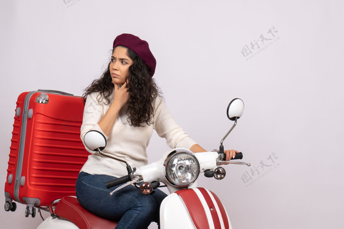 包前视图骑自行车的年轻女性和她的包在白色背景色骑公路速度度假车自行车速度摩托车